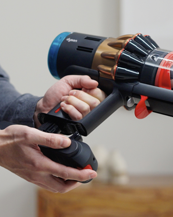 다이슨의 개인 맞춤형 온보딩 서비스 다이슨 컨시어지 (Dyson Concierge)를 사용하는 모습. [사진=다이슨]