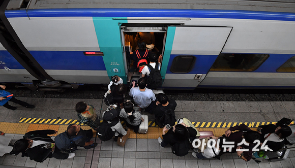 추석 연휴를 하루 앞둔 2일 용산역에서 귀성객들이 열차에 탑승하기 위해 이동하고 있다. [사진=곽영래 기자]