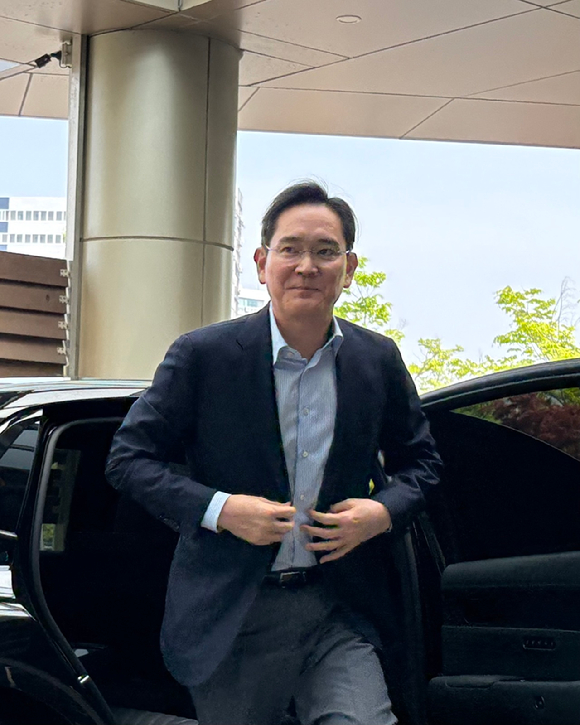이재용 삼성전자 회장이 지난달 19일 오후 1시 43분께 서울 강서구 김포비즈니스항공센터를 통해 출국하고 있다. [사진=권서아 기자]