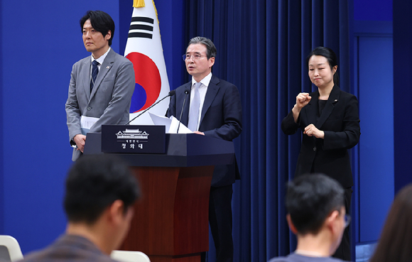 이재명 대통령이 27일 청와대에서 데미스 하사비스 구글 딥마인드 최고경영자(CEO)와 악수하고 있다. 2026.4.27 [사진=연합뉴스]