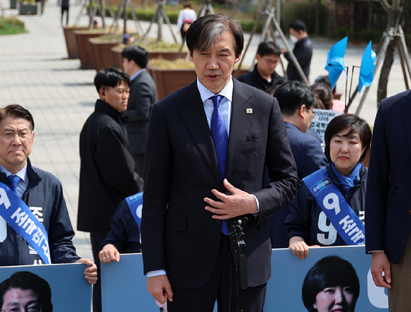 조국 조국혁신당 대표가 4일 오후 서울 용산구 효창공원역 3번 출구 앞에서 '검찰독재 조기종식, 서울시민과 함께' 기자회견을 하고 있다. [사진=뉴시스]