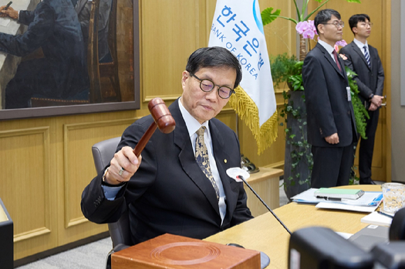이창용 한국은행 총재가 10일 서울 중구 한국은행에서 열린 금융통화위원회 통화정책방향 회의에서 의사봉을 두드리고 있다. [사진=한국은행]