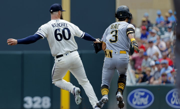 MLB 피츠버그에서 뛰고 있는 배지환(3번)이 21일(한국시간) 열린 미네소타와 원정 경기 1회초 첫 타석에서 1루 땅볼을 친 뒤 전력 질주하고 있다. [사진=뉴시스]