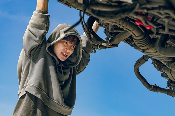 배우 이준호가 넷플릭스 시리즈 '캐셔로'에서 열연하고 있다. [사진=넷플릭스]