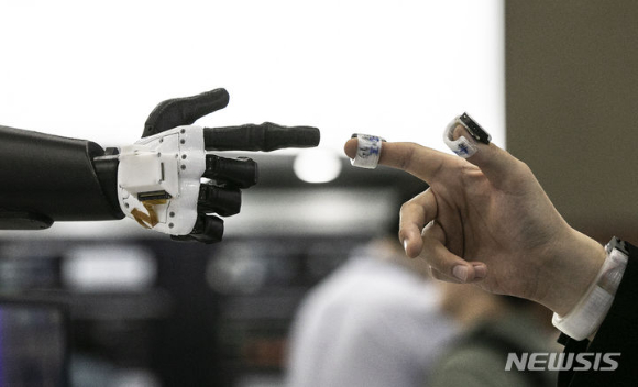 지난 5일 오후 경기 고양시 킨텍스에서 열린 제8회 국제스마트센서 산업전에서 업체 직원이 휴머노이드 핸드 로봇을 시연하고 있다. [사진=뉴시스]