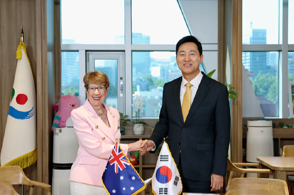 오세훈 서울시장이 8일 서울시청에서 마거릿 비즐리(Margaret Beazley) 뉴사우스웨일스(NSW)주 총독을 만나 악수하고 있다. [사진=서울시]