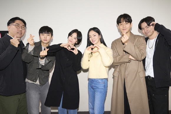 '검은수녀들' 송혜교와 전여빈 등 배우들이 무대 인사를 하고 있다. [사진=NEW]