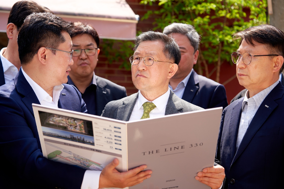 정경구 HDC현대산업개발 대표이사가 24일 용산정비창 전면1구역 재개발 사업지 현장을 방문해 설명을 듣고 있다. [사진=HDC현대산업개발]