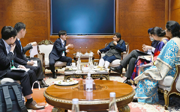 이재명 대통령이 20일(현지시간) 인도 뉴델리의 한 행사장에서 열린 한-인도 비즈니스포럼에서 참석자 발언을 듣고 있다. 왼쪽부터 이재명 대통령, 김정관 산업부 장관, 류진 한국경제인협회 회장. 2026.4.20 [사진=연합뉴스]