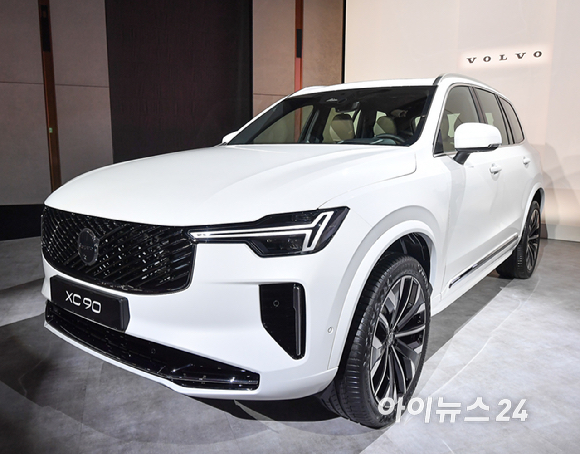 볼보자동차코리아가 2일 서울 광진구 비스타 워커힐에서 신형 XC90을 공개하고 있다.볼보자동차코리아는 현대적인 스칸디나비아 스타일과 최첨단 기술이 적용된 스웨디시 럭셔리 플래그십 신형 XC90 및 S90을 동시에 출시했다.