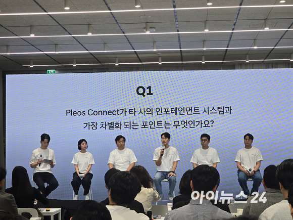 '플레오스 커넥트' 대화면 디스플레이. 왼쪽 '주행 정보 화면'에 주변의 객체와 차선 정보를 인식하는 모습이 표시되고 있다. 오른쪽 '앱 화면'은 내비게이션과 블루투스 오디오가 분할 화면으로 실행되고 있다. [사진=현대자동차그룹]