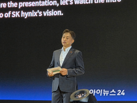 곽노정 SK하이닉스 대표이사 사장이 3일 서울 강남구 코엑스에서 열린 'SK AI 서밋 2025'에서 AI 메모리를 주제로 발표하고 있다. [사진=박지은 기자]