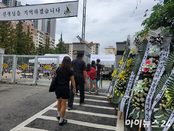 지난 7월 극단적 선택을 한 서이초 여교사의 49재인 4일 오전 9시쯤 서울시 서초구 서이초에 마련된 추모 공간에 헌화들이 쌓여있다. [사진=정승필 기자]