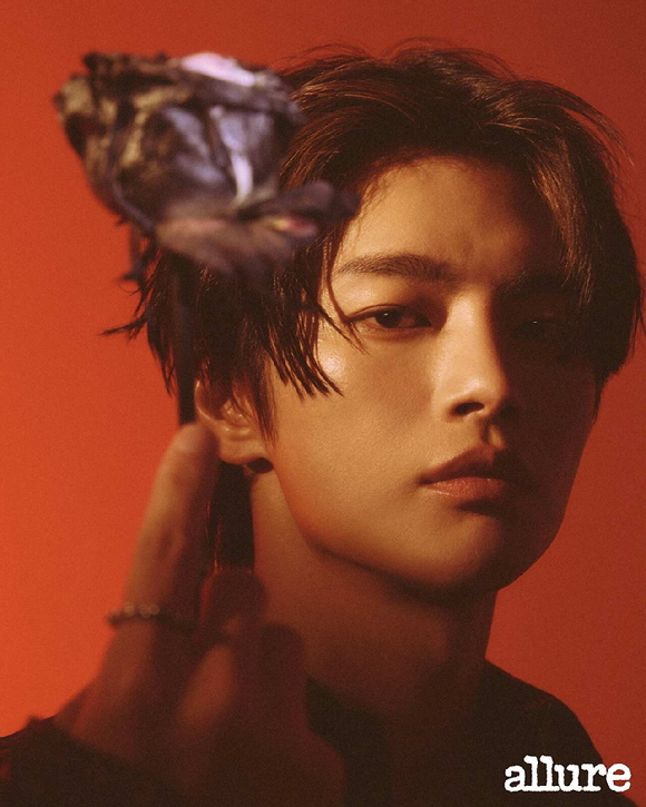 배우 서인국이 화보 촬영에서 포즈를 취하고 있다. [사진=얼루어 코리아]