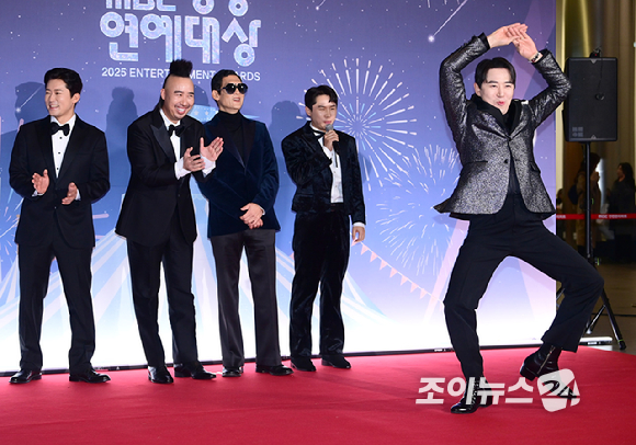 '푹 쉬면 다행이야' 양세형-붐이 29일 오후 서울 마포구 MBC 사옥에서 열린 '2025 MBC 방송연예대상' 포토월 행사에 참석하고 있다. [사진=정소희 기자]