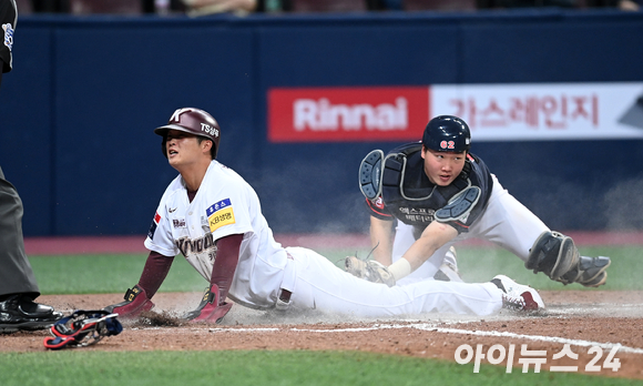 30일 오후 서울 고척스카이돔에서 '2021 신한은행 SOL KBO리그' 롯데 자이언츠와 키움 히어로즈의 경기가 진행됐다. 키움 박준태가 8회말 1사 1,2루 김혜성의 1타점 적시타 때 득점을 올리고 있다. [사진=김성진 기자]