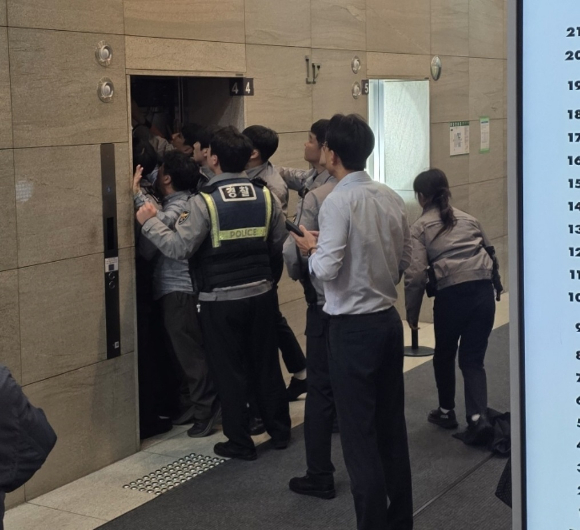 강남구 한 빌딩에서 엘리베이터 고장으로 퇴근하던 직원들 15명이 2시간 가량 갇혔다. [사진=독자제공]