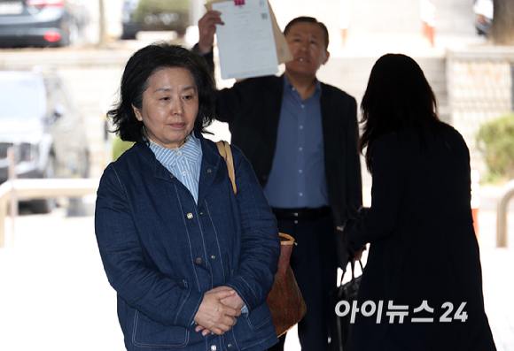 김영선 전 국회의원이 1일 서울 서초구 서울중앙지법에서 열린 오세훈 서울시장의 여론조사 대납 의혹 사건 1심 속행 공판에 증인으로 출석하고 있다. [사진=사진공동취재단]