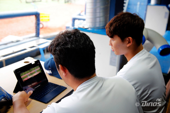 NC 다이노스 퓨처스팀 선수들이 태블릿 PC를 이용해 자신의 훈련 장면을 라이브 스트리밍을 통해 보고 있다. [사진=NC 다이노스]