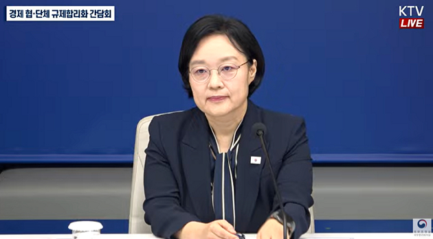 최태원 대한상공회의소 회장이 28일 오전 서울 중구 대한상공회의소에서 열린 '경제 협&middot;단체 규제합리화 간담회'에서 규제합리화의 방향을 기업 규모가 아닌 산업 경쟁력과 성장에 맞춰야 한다고 강조하고 있다. [사진=총리실 TV]