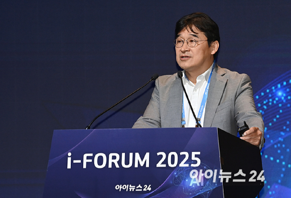 종합경제미디어 아이뉴스24가 23일 서울 영등포구 여의도동 FKI타워컨퍼런스센터에서 '아이포럼2025-지금은 인공지능 대전환(AX):AI 3대 강국 어떻게 만들 것인가' 컨퍼런스를 개최했다. 유태준 마음AI 대표이사(한국피지컬AI협회장)가 발표를 하고 있다. [사진=곽영래 기자]