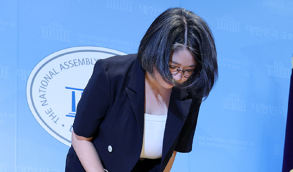 용혜인 성평등가족부 장관 후보자가 13일 국회 소통관에서 후보직 자진 사퇴 기자회견을 마친 뒤 고개 숙여 인사하고 있다. 2026.9.13 [사진=연합뉴스]