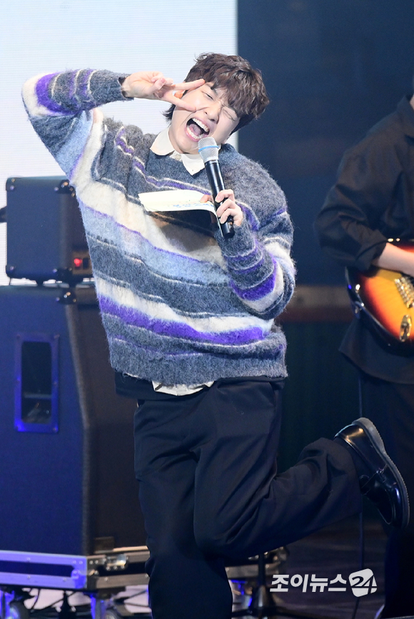 방송인 유재필이 21일 오후 서울 송파구 잠실학생체육관에서 열린 '2026 JOY콘서트 - 보이스 오브 스프링(Voice of spring)'에서 MC로 참석해 밴드 무대 준비 시간에 자신의 노래 '인싸되는 법'을 열창하며 관객들을 즐겁게 하고 있다. [사진=정소희 기자]