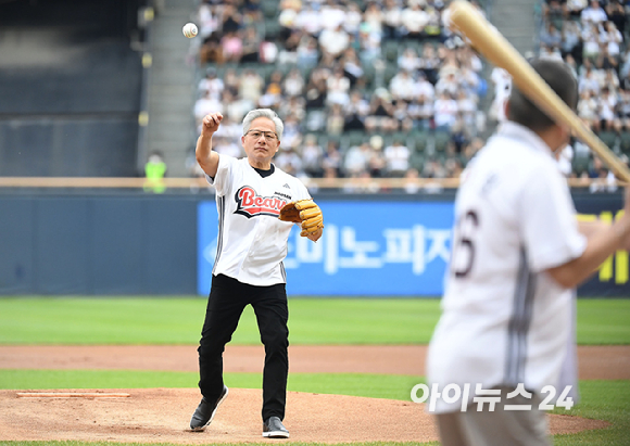 젠슨 황 엔비디아 최고경영자(CEO)와 박정원 두산그룹 회장(두산베어스 구단주)이 7일 오후 서울 잠실야구장에서 열린 KBO리그 두산과 키움의 경기에서 시구에 앞서 인사를 하고 있다. [사진=사진공동취재단]