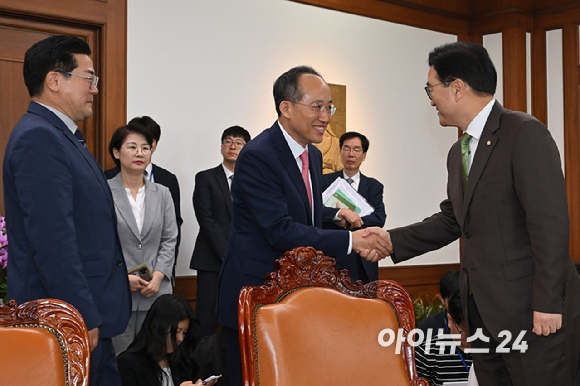 우원식 국회의장과 추경호 국민의힘 원내대표가 28일 서울 여의도 국회에서 열린 여야 원내대표 회동에 참석하며 악수하고 있다. [사진=곽영래 기자]