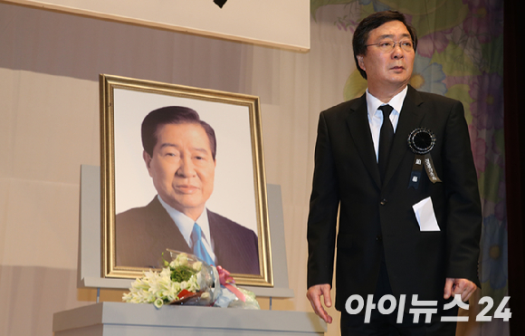 김대중 전 대통령 서거 7주기 추도식이 지난 2016년 서울 동작동 국립현충원 현충관에서 열려 김 전 대통령의 아들 김홍업 전 의원이 헌화한 뒤 돌아서고 있다. [사진=아이뉴스24포토DB]