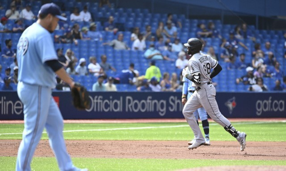 MLB 토론토에서 뛰고 있는 류현진(왼쪽)이 27일(한국시간) 열린 시카고 화이트삭스와 홈 경기에 선발 등판했다. 3회초 루이스 로베르트에게 2점 홈런을 내준 뒤 고개를 숙이고 있다. [사진=뉴시스]