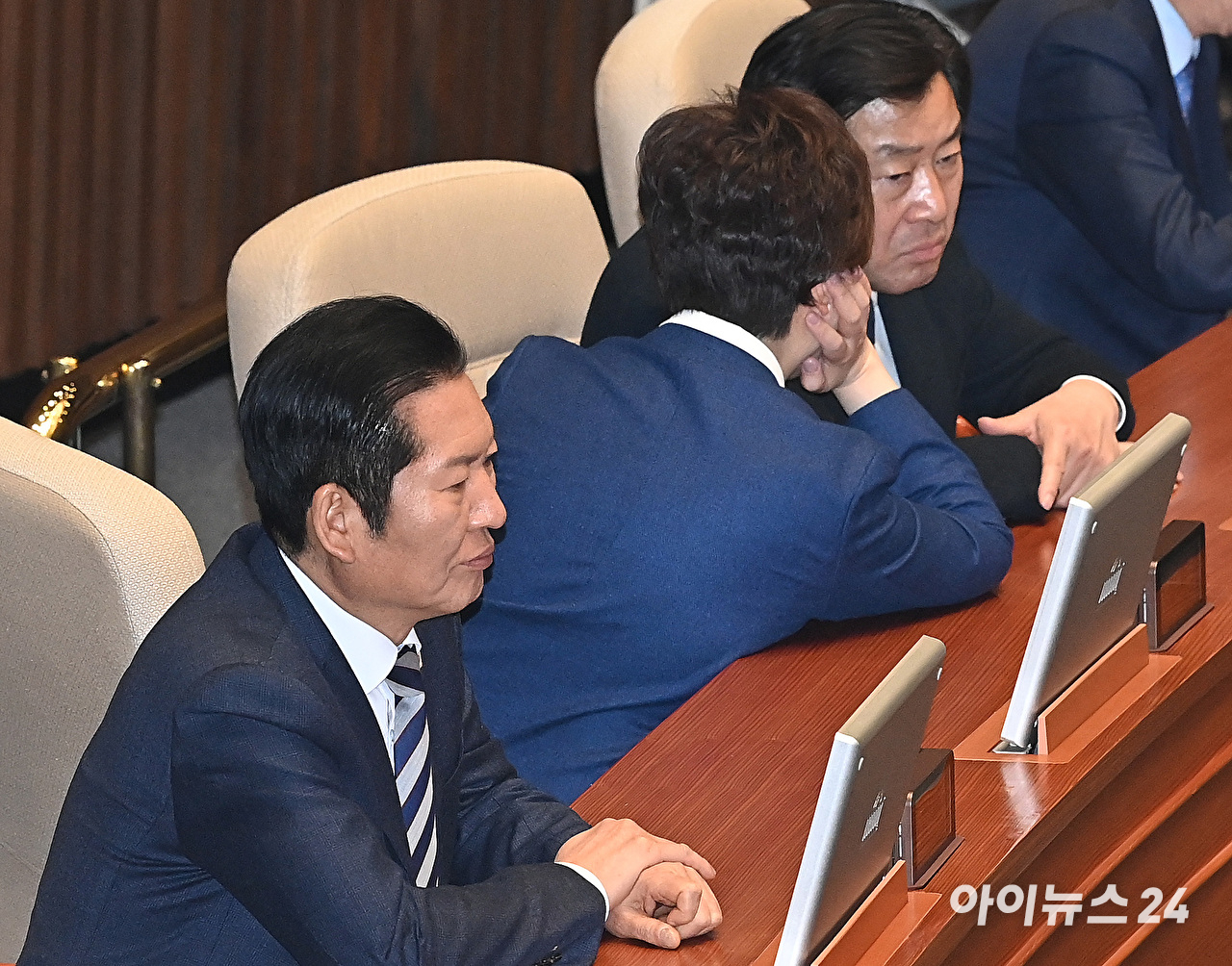 더불어민주당 정청래 대표와 이언주 최고위원이 2일 오후 서울 여의도 국회에서 열린 제432회국회(임시회) 제1차 본회의 개회식에서 출석하고 있다. [사진=곽영래 기자]