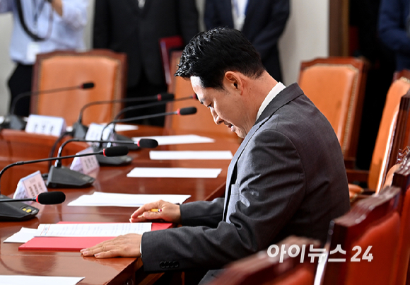 장동혁 국민의힘 당대표가 31일 서울 여의도 국회에서 열린 최고위원회의에 참석하고 있다. [사진=곽영래 기자]