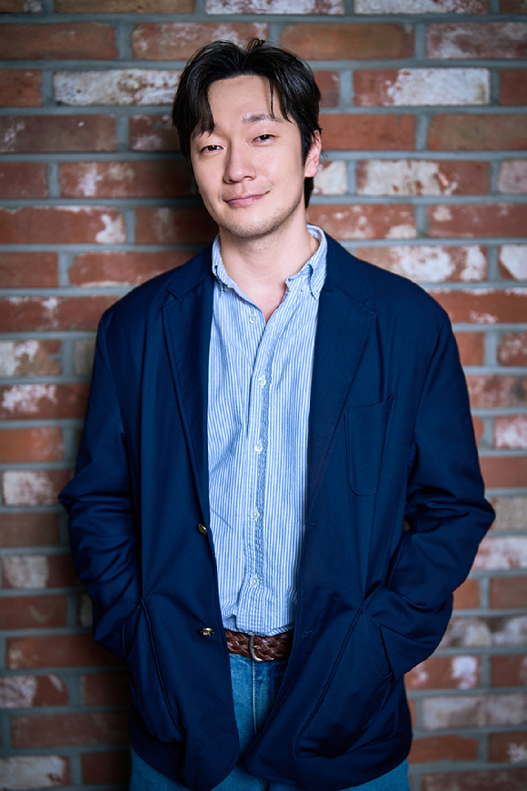 '나인퍼즐' 손석구가 인터뷰에 앞서 사진촬영을 하고 있다. [사진=스태넘]