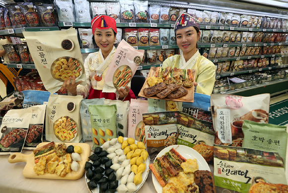 이마트 용산점에서 모델들이 피코크 간편 제수용품 행사를 소개하고 있는 모습. [사진=이마트]