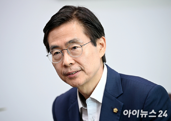 윤석열 전 대통령 부인 김건희 씨가 지난 12일 오후 서울 서초구 서울중앙지방법원에서 열린 구속 전 피의자 심문(영장실질심사)을 마치고 법원을 나서고 있다. [사진=사진공동취재단]