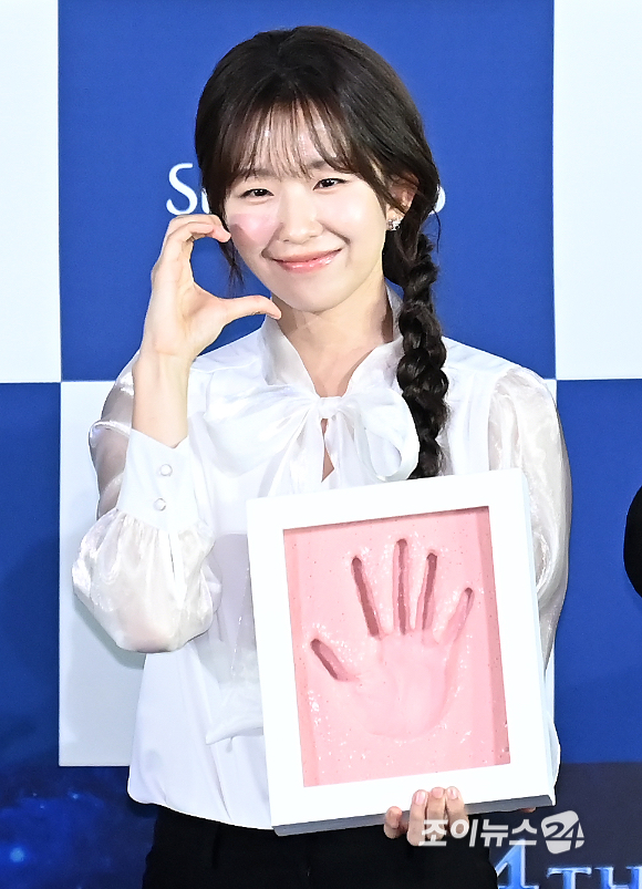 배우 윤가이가 25일 오전 서울 영등포구 CGV 여의도에서 열린 청룡시리즈어워즈 핸드프린팅 행사에서 포토타임을 갖고 있다. [사진=곽영래 기자]