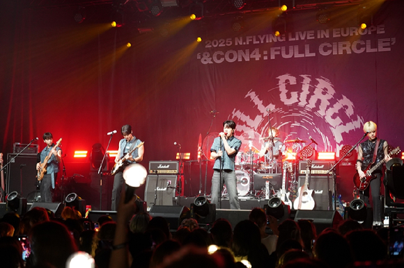 밴드 엔플라잉(이승협, 차훈, 김재현, 유회승, 서동성)이 데뷔 10주년 기념 월드투어의 유럽 공연을 통해 글로벌 팬들을 만나고 있다. [사진=CONTENTSX]