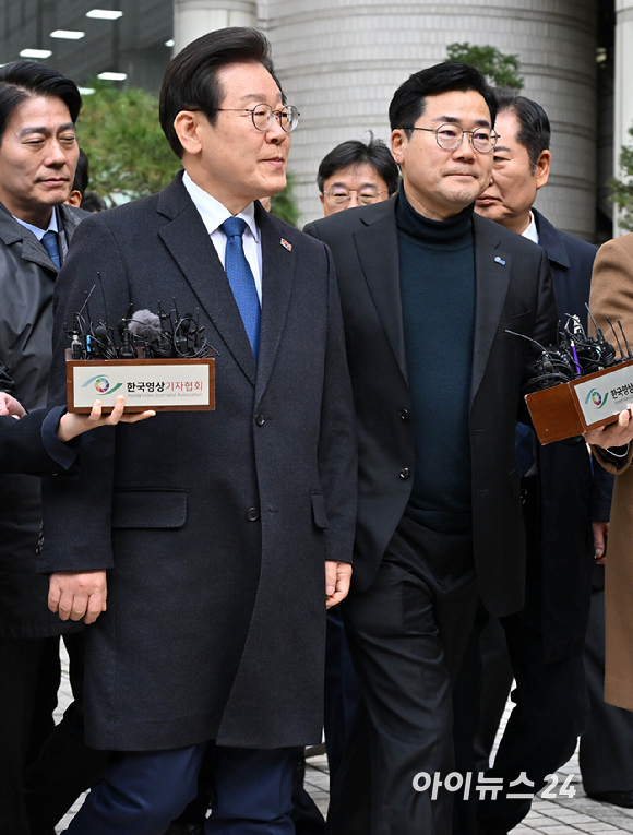 이재명 더불어민주당 대표가 25일 서울 서초구 중앙지방법원에서 위증교사 혐의 재판 1심 선고 무죄 판결을 받은 후 법원을 떠나고 있다. [사진=사진공동취재단]