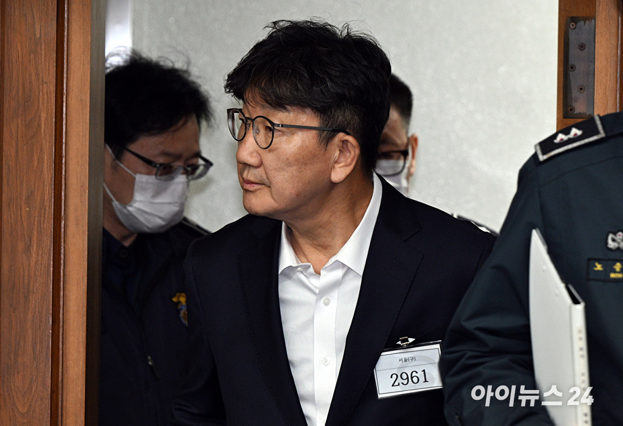 윤석열 전 대통령 부인 김건희 여사 관련 의혹을 수사하는 민중기 특별검사가 지난 6월 20일 서울 서초구 서초동에 마련된 임시 사무실로 출근하고 있다. 2025.6.20 [사진=연합뉴스]