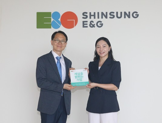신성이엔지 김종래 전무와 브이드림 김민지 대표가 기념촬영을 하고 있다. [사진=신성이엔지]
