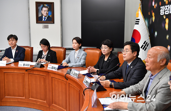 더불어민주당박찬대 대표 대행이 9일 오후 서울 여의도 국회에서 열린 광장대선연합정치시민연대-제정당 연석회의 공동 선언 발표 기자회견에서 발언하고 있다. [사진=곽영래 기자]