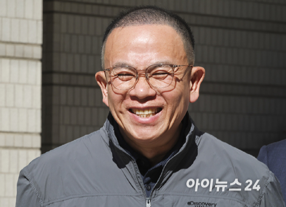 명태균씨가 7일 오후 서울 서초구 서울고등법원에서 열린 윤석열 전 대통령의 무상 여론조사 관련 정치자금법 위반 혐의 항소심에서 무죄를 선고 받은 뒤 법정을 나서고 있다. [사진=곽영래 기자]