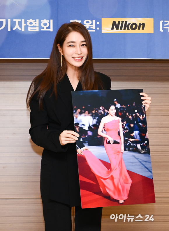한국온라인사진기자협회(Korea Online Press Photographers Association, 이하 코파(KOPA), 회장 변성현)가 주최하고 니콘이미징코리아(대표이사 정해환)가 후원하는 '2021 코파 & 니콘 프레스 포토 어워즈(KOPA & NIKON Press Photo Awards)'가 18일 서울 청담동 리베라 호텔에서 열렸다. 올해의 포토제닉으로 선정된 배우 이민정이 시상식에 참석해 포즈를 취하고 있다.