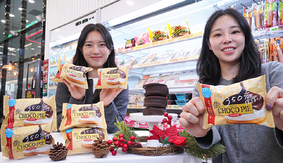 모델들이 세븐일레븐에서 생초코파이를 소개하고 있다. [사진=세븐일레븐]