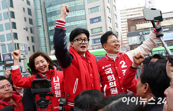 한동훈 국민의힘 비상대책위원장이 19일 오후 서울 동작구 남성사계시장에서 나경원(동작구을)·장진영(동작구갑) 후보의 지지를 호소하고 있다. [사진=곽영래 기자]