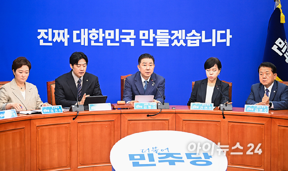  더불어민주당 김병기 당대표 직무대행 겸 원내대표가 30일 오전 서울 여의도 국회에서 열린 최고위원회의에서 발언하고 있다. [사진=곽영래 기자]