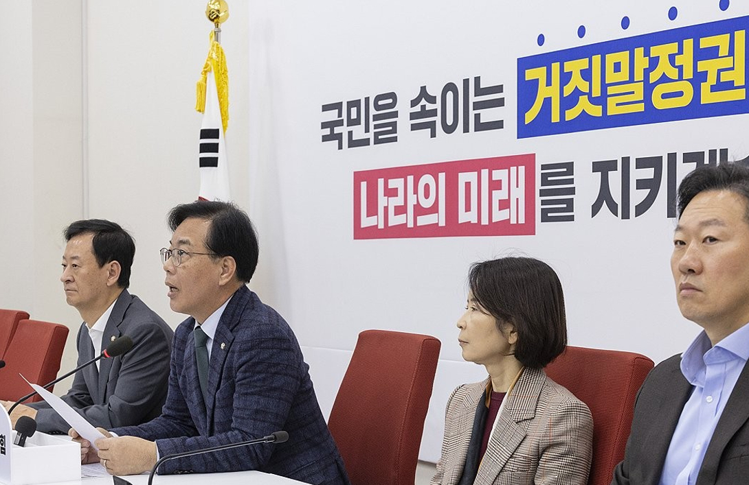 국민의힘 송언석 원내대표가 16일 국회에서 열린 현안 관련 기자간담회에서 검찰 대장동 항소 포기와 이후 대응에 대한 비판 발언을 하고 있다. 2025.11.16 [사진=연합뉴스]