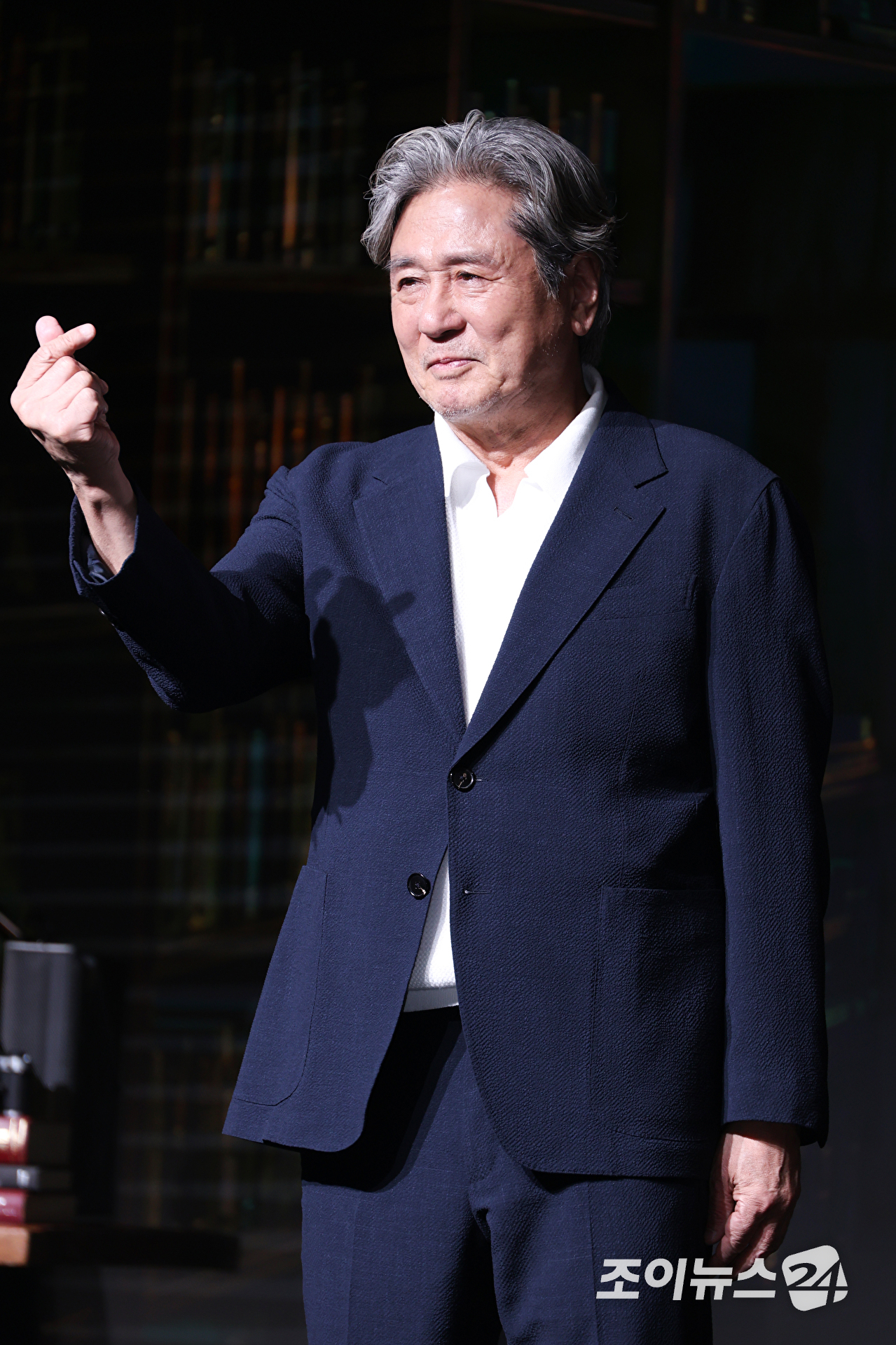 배우 최민식이 24일 오전 서울 마포구 호텔 나루 서울 엠갤러리에서 진행된 넷플릭스 시리즈 '맨 끝줄 소년' 제작발표회에 참석해 포즈를 취하고 있다. [사진=문수지 기자]