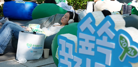 유한킴벌리가 5월 30일 서울 성동구 서울숲에서 제11회 '우리강산 푸르게 푸르게 숲속 꿀잠대회'를 개최했다. 참가자들의 모습. [사진=유한킴벌리]